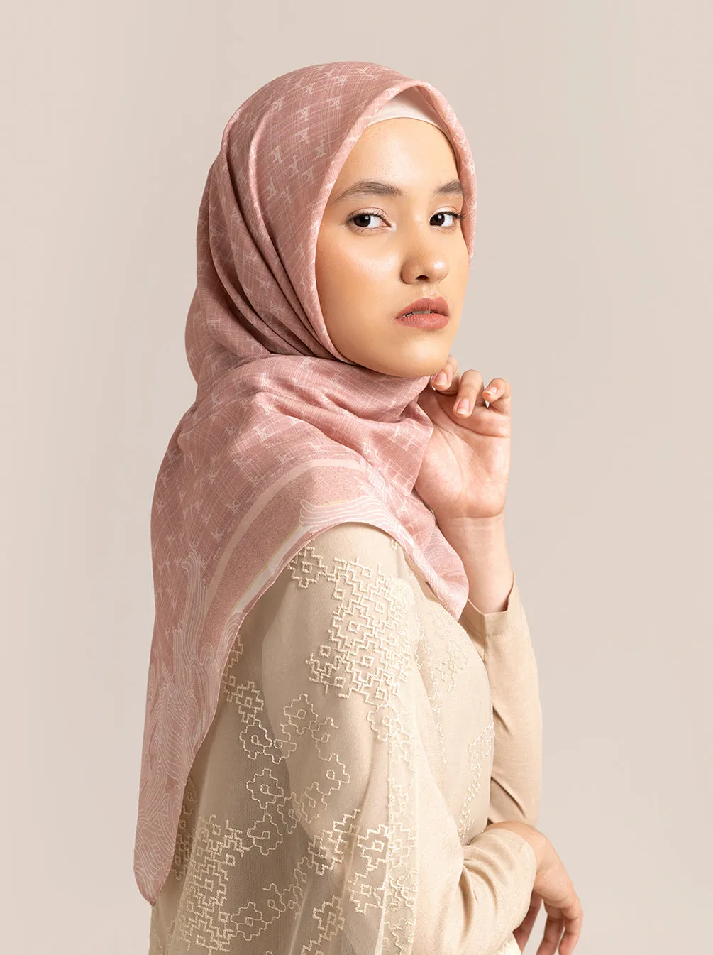 MONOGRAM SCARF LILY ROSE